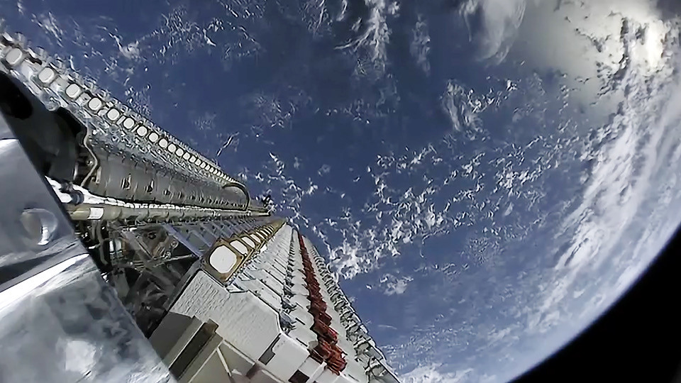 지구 궤도에 배치되기 전 쌓여 있는 SpaceX Starlink 위성들