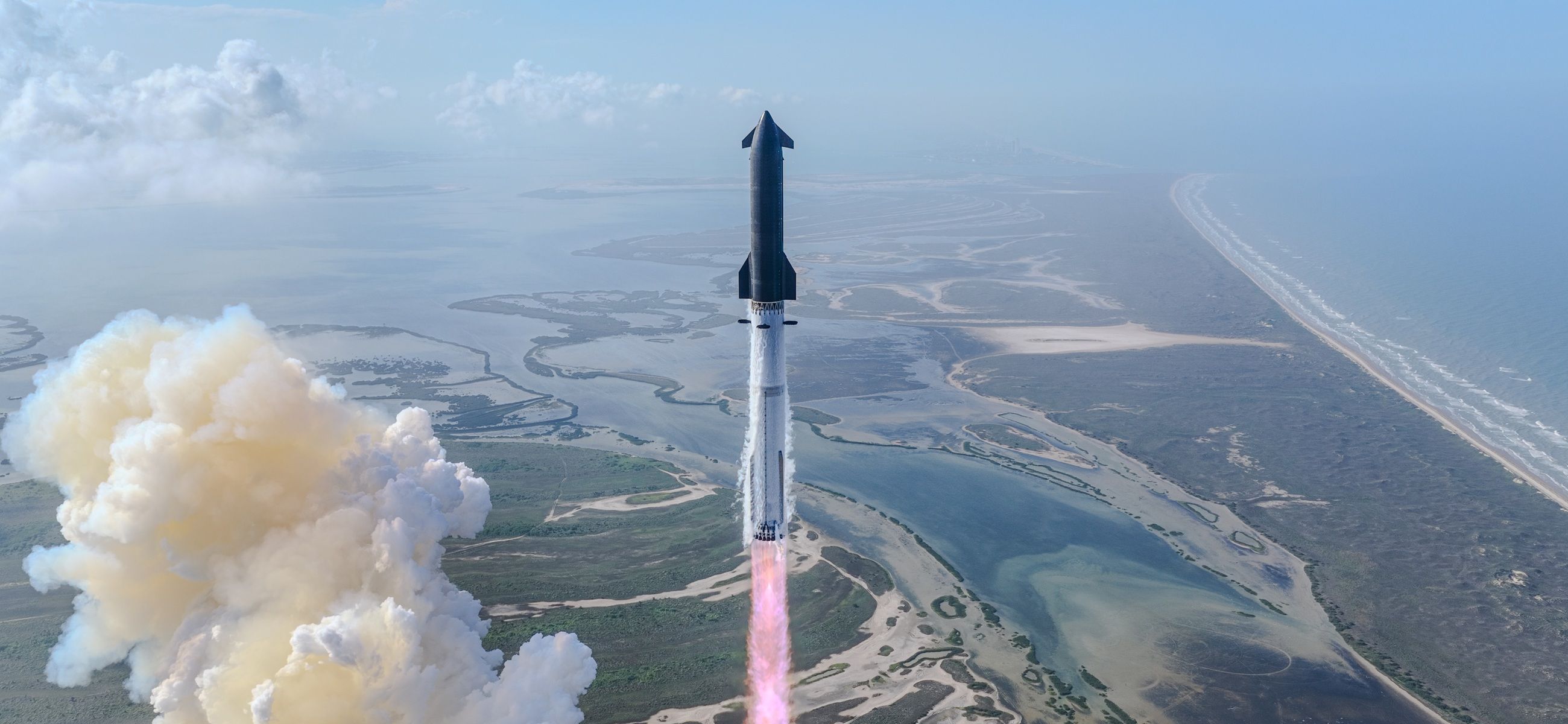해안 상공에서 비행 중인 SpaceX 스타십